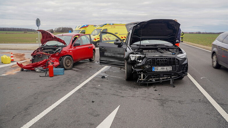 Am Freitagnachmittag sind auf der Straße zwischen Bautzen und Neukirch nahe Techritz zwei Autos zusammengestoßen.