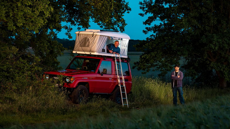 Lutz Leuthold (r.) stellt eine Wiese im Dresdner Speckgürtel als alternativen Camperstellplatz bereit. Fürs Foto hat er seinen Bekannten Frank Steinbach (l.) hinzugebeten. Der 53-Jährige fährt einen Toyota Land Cruiser LJ 70 mit Dachzelt.