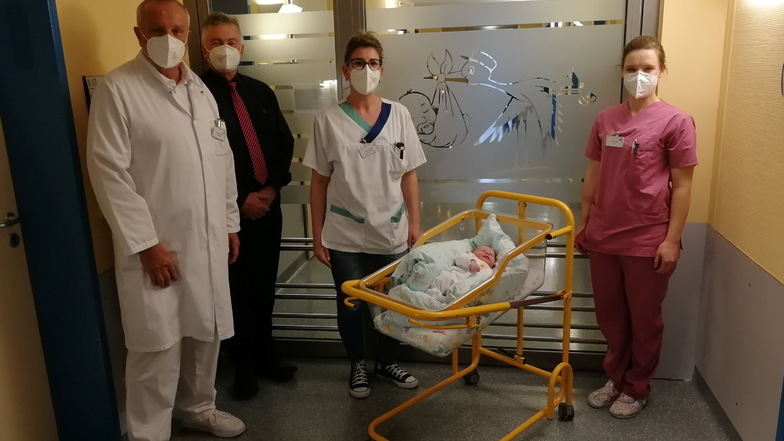 Ludwig wurde jetzt als das 444. Baby des Jahres im Elblandklinikum Riesa geboren. Darüber freuen sich auch (v.l.n.r.) Chefarzt Dr. Jörg Kotsch, Verwaltungsdirektor Peter Zeidler, Pflege-Bereichsleiterin Christin Wolf und Hebamme Anne.