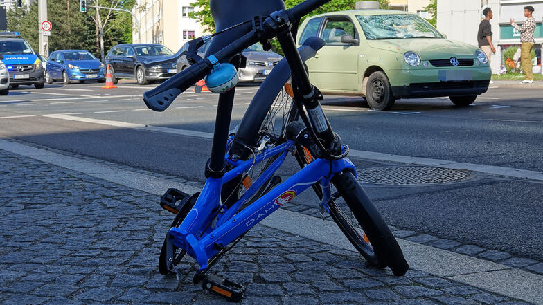 Beim Zusammenstoß mit einem Kleinwagen in Dresden wird eine Fahrradfahrerin schwer verletzt.