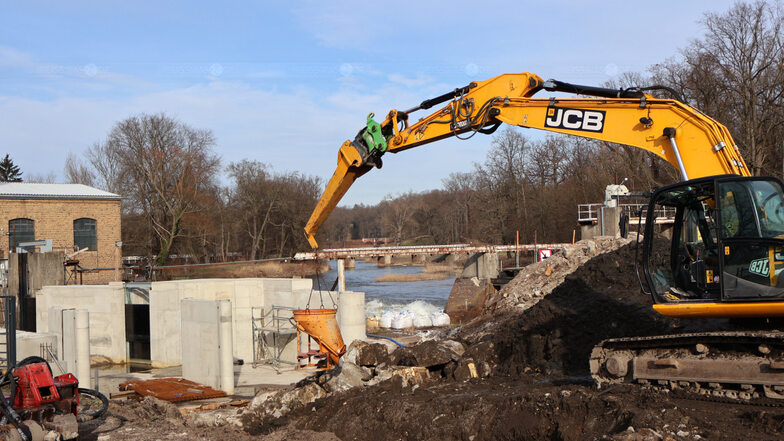 Seit Frühjahr 2023 werden das Wehr und das Flusskraftwerk an der Neiße in Bad Muskau in drei Bauabschnitten saniert. Bereits fertiggestellt sind die neue Staumauer und der neue Einlaufkanal. Ab März folgen der Bau einer Fischaufstiegsanlage, die Sanierung