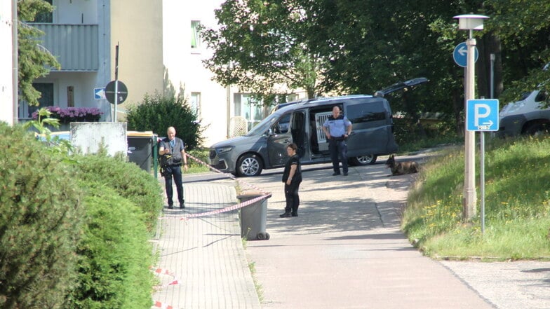 Stunden nach den Schüssen an der Nikolai-Ostrowski-Straße untersuchten Beamte der Spurensicherung den Tatort. Dabei kam auch ein Spürhund zum Einsatz, weshalb das Gelände abgesperrt wurde.