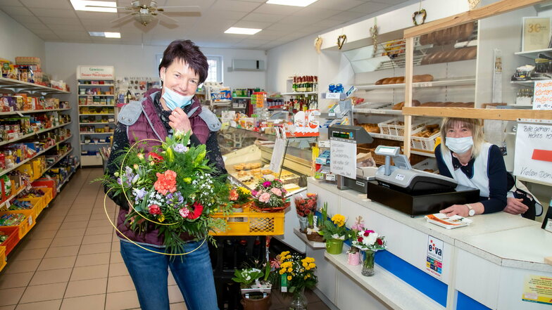 Silke Kunzendorf und ihre Mitarbeiterin Liana Filter feiern das 30-jährige Bestehen ihres "Silkes Laden" in Jänkendorf. Pfarrer, Bürgermeister und Bürger des Ortes gratulierten und dankten ihr am Donnerstag.