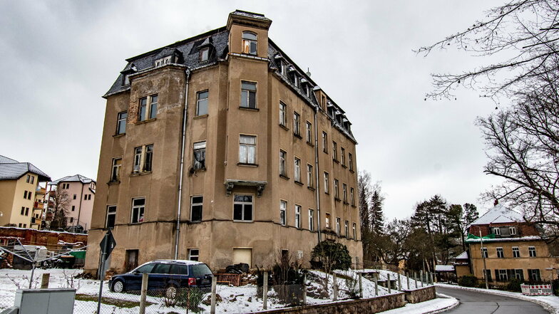 Etwa 40 Polizeibeamte haben am Mittwochfrüh eine Wohnung in diesem Haus an der Mittweidaer Straße durchsucht.