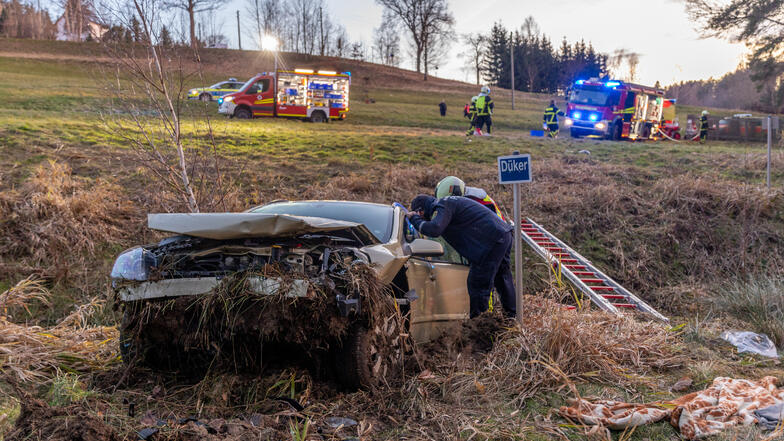 Ein Auto steht schwer beschädigt an einem Bach. In Auerbach im Vogtland kam es am Freitag zu einem schweren Unfall.