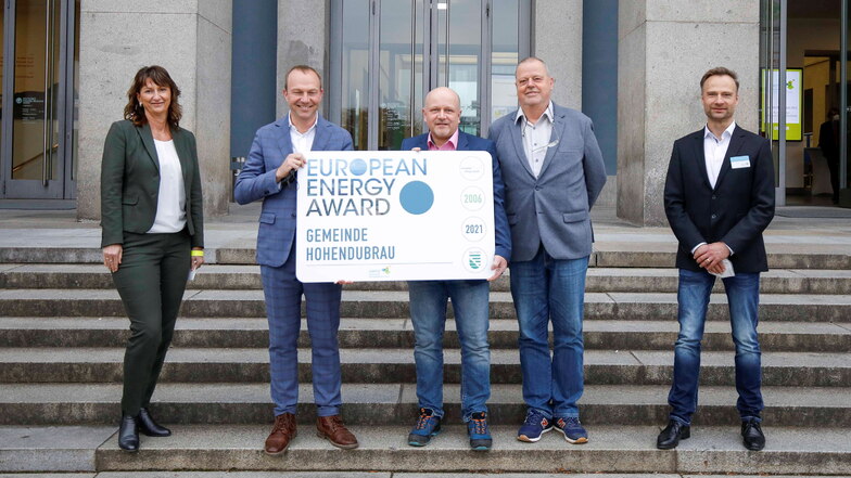 Bürgermeister Denis Riese (Mitte) freut sich über den European Energy Award für seine Gemeinde Hohendubrau.