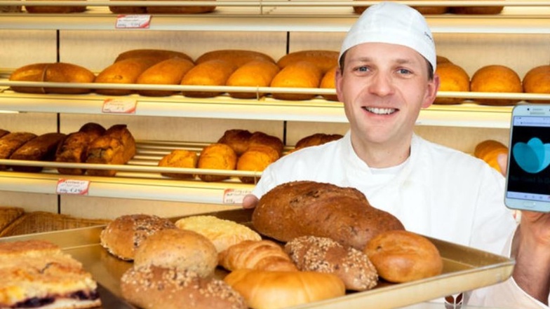 Der Wilthener Bäckermeister Markus Thonig zeigt ein Beispiel dafür, wie viele Backwaren Kunden zum kleinen Preis bekommen können, wenn sie die App „Too good to go“ nutzen. Die Aktion soll Lebensmittelverschwendung vermeiden.