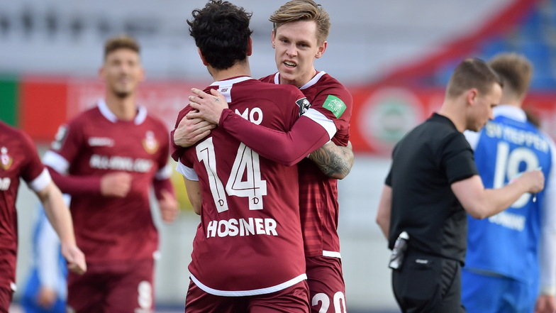 Philipp Hosiner und Julius Kade freuen sich über das 3:0. Am Ende gewinnt Dynamo 4:0 gegen schwache Meppener.