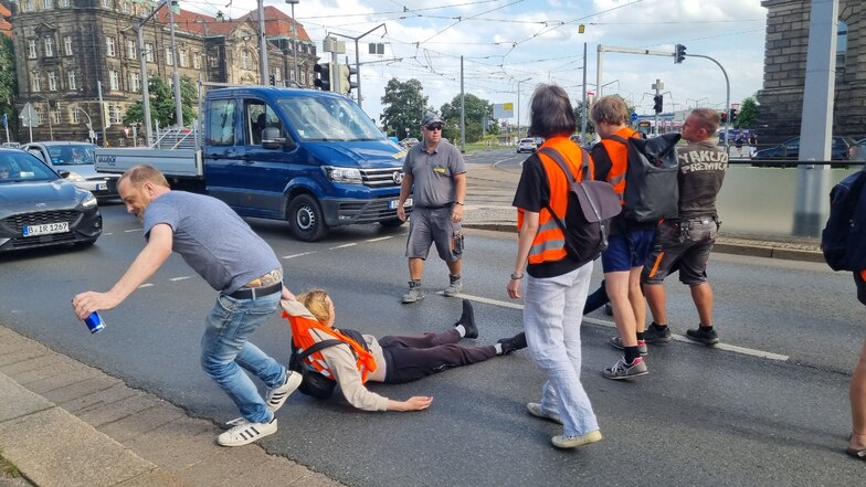 Am Montag wurden Klimademonstranten von wütenden Autofahrern in Dresden von der Straße gezerrt, am Donnerstag sagten sie wegen angekündigter Störungen durch Rechtsextreme einen Vortrag ab.