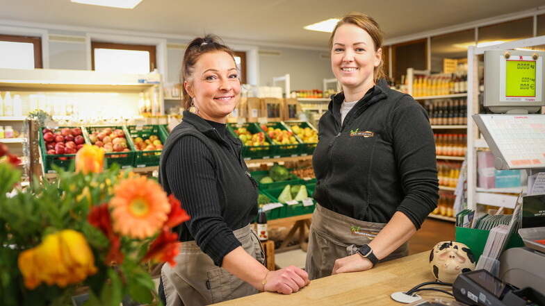 Nicole Waldek (links) und Maria Töpfer kümmern sich um alles rund um den Hofladen Weixdorf - ist der Laden zu, gibt es viele andere Aufgaben.
