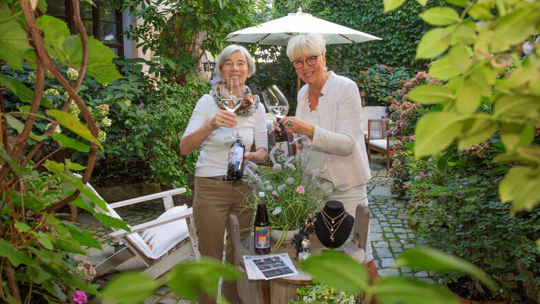 Elfi Jatzke von der Kirchgemeinde Kamenz und Carola Scholze vom gleichnamigen Schmuckgeschäft laden gemeinsam zum Einkaufssonntag in die Innenstadt, wo die Besucher neben geöffneten Geschäften auch eine Weinmeile erwartet.