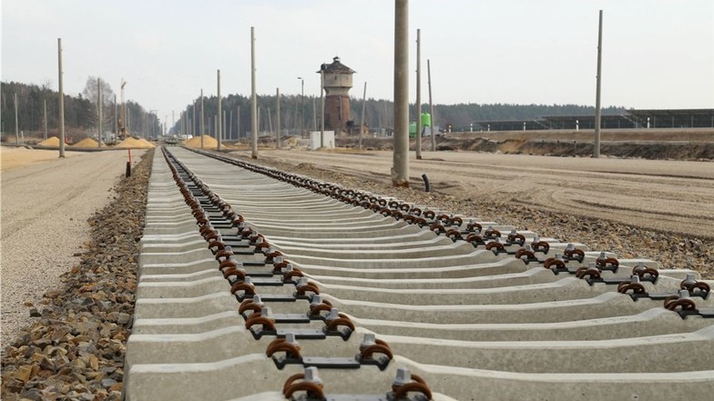 Februar 2015: Am Horkaer Güterbahnhof liegen die ersten Schienen parat. Mittlerweile sind alle Gleise aufgebaut. Parallel dazu wird eine Brücke gebaut, welche den Bahnübergang an der Staatsstraße 121 ersetzt.