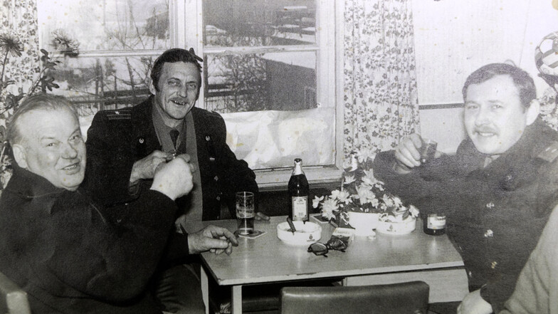 Wolfgang Lehmann (links) betrieb in Rammenau das Cafe Drushba. Das Foto aus den 1980er-Jahren zeigt ihn mit dem Kommandanten der sowjetischen Garnison in Bischofswerda (Mitte) und dessen Adjudanten. Von Wolfgang Lehmann soll Putin das Knobeln gelernt habe