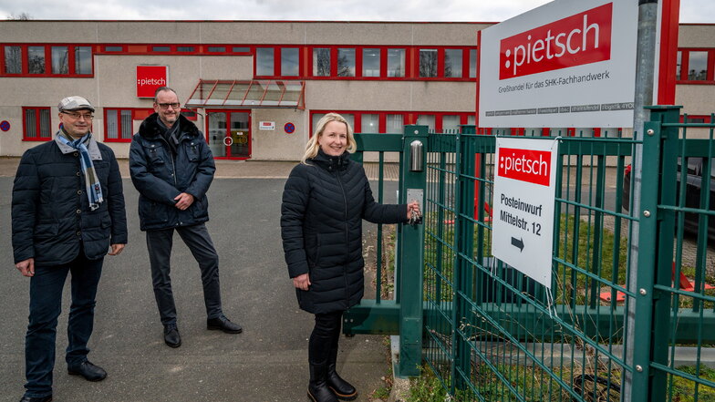 Der Verkaufsleiter von der Firma Haustechnik Pietsch in Ostrau Mario Riemek, Geschäftsführer Ulf Kuhrau und die Logistikleiterin Claudia Piefel vor dem ehemaligen Tophi-Gebäude im Ostrauer Gewerbegebiet, das das Unternehmen erworben hat.