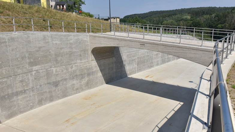 Dieser neu gebaute Schussrinne kann alles Wasser aufnehmen, was 125 Kubikmeter pro Sekunde übersteigt. Sie ist für Extremniederschläge ausgelegt.