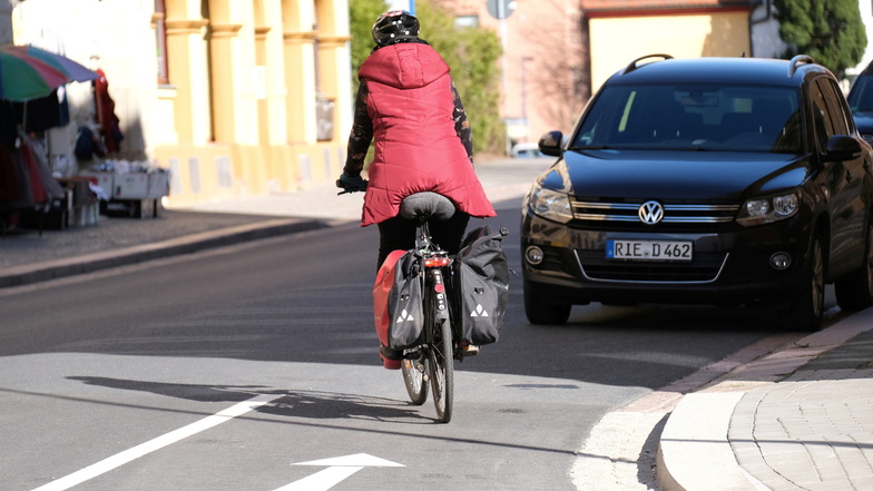 Radfahrer, die in die Brauhausstraße einbiegen, müssen aufpassen. Grund: Parkende Fahrzeuge.