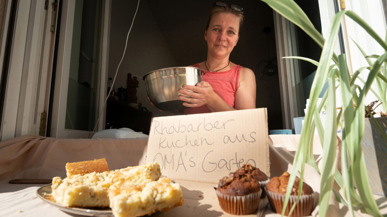 Steffi Herrmann verkauft Rhabarberkuchen aus dem Fenster.