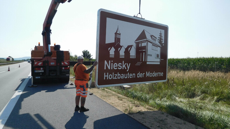 Nur rund drei Stunden hat es gedauert, dann war das Schild am Kilometer 75,42 zwischen Weißenberg und Nieder Seifersdorf in Fahrtrichtung Görlitz montiert.