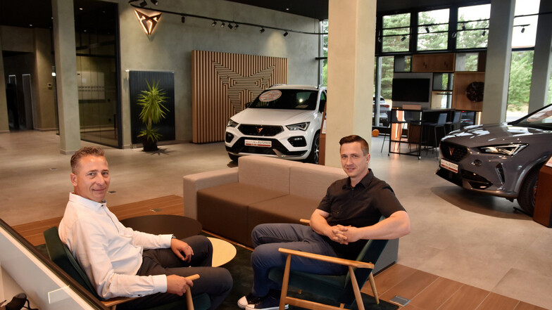 Betriebsleiter Ken Michling und Verkaufsleiter Stefan Petschel im neuen Seat/Cupra-Autohaus am Autohaus-Elitzsch-Standort in Hoyerswerda.