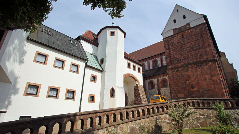 Blick auf die Basilika und das kleine Schloss auf Kloster Wechselburg. Derzeit leben dort zwei Mönche. Zum Kloster gehören auch Ferienwohnungen sowie ein Jugend- und Gästehaus.