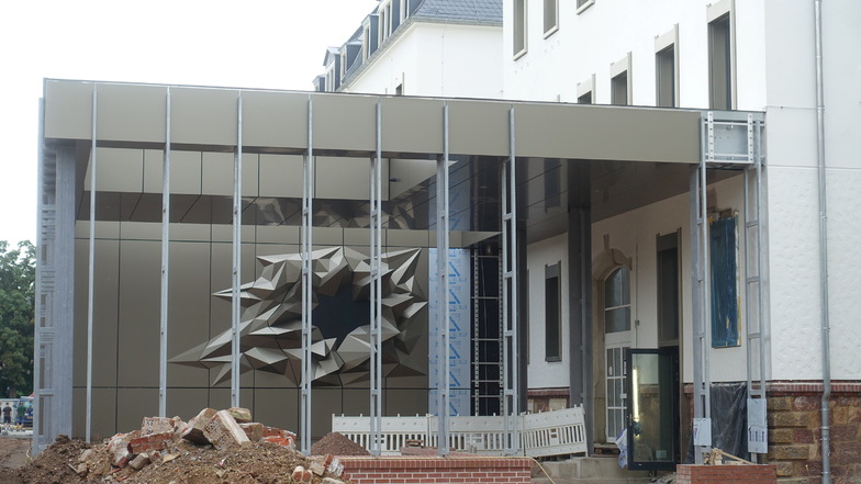Der neue Landesrechnungshof in Döbeln wird von der schwer übersehbaren Skulptur "PLOPP" geziert.