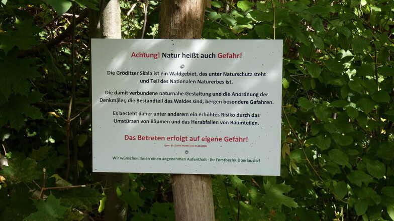 Mit diesen Schildern warnt der Staatsbetrieb Sachsenforst vor den Gefahren, die sich aus der naturnahen Ausgestaltung der Gröditzer Skala ergeben. Die Stadt Weißenberg will den Zustand der Wege gern verbessern.
