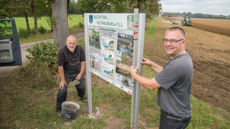 Rudolf (links) und Tobias Lehmann von der Firma Schilderwerk aus Taubenheim haben in den vergangenen Tagen elf große Erläuterungstafeln für den neuen Biberpfad aufgestellt.