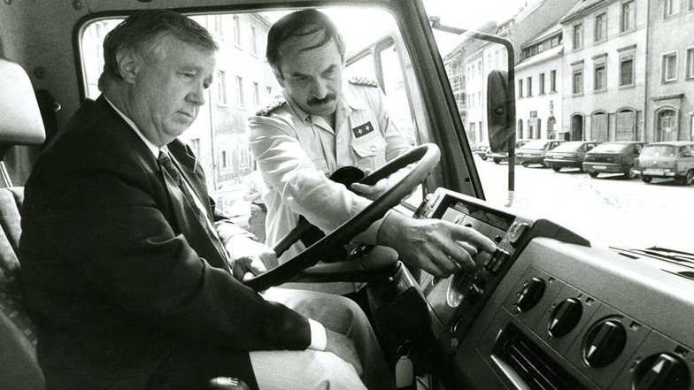 1993: Der Feuerwehrchef erklärt dem damaligen Zittauer Oberbürgermeister Jürgen Kloß (links) das neue Löschfahrzeug.