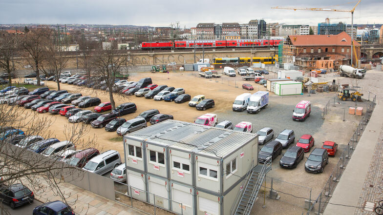 Heute noch Parkplatz, bald schon Büro- und Hotelneubau: Die Drewag will die Fläche neben der Operette bebauen.