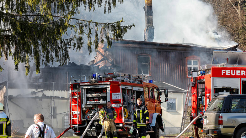 Das Wohnhaus, das zum Alten Kurhaus in Lückendorf gehört, ist vollständig vernichtet. Auch ein großes Waldstück wird Opfer der Flammen.