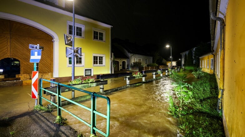 Hochwasser steht auf einer Straße in St. Pölten-Pottenbrunn.