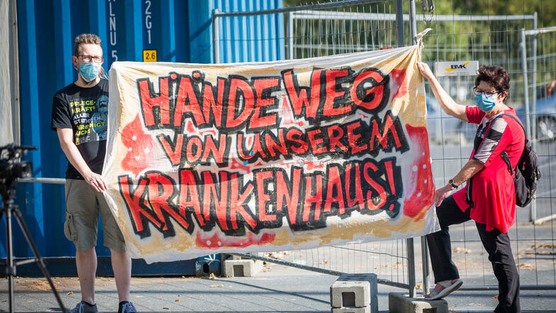 Furcht vor der Klinik-Rettungsstrategie: Unterstützer des Dresdner Pflegebündnisses demonstrieren am Mittwoch vor dem Rathaus, wo Eckpunkte des Klinik-Konzeptes vorgestellt werden.