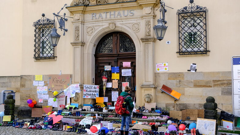 Am Sonntag haben Eltern und Kinder die Schuhe vor dem Hauptportal des Rathauses abgelegt.