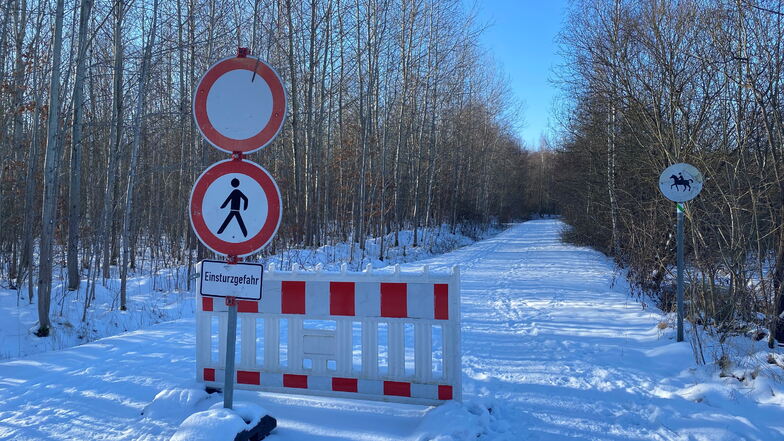 Der im Schnee ausgetretene „Fußweg“ zeigt, dass sich viele Spaziergänger nicht an das Verbot halten.