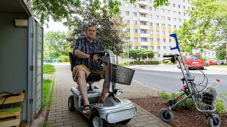 Hans-Joachim Mizera aus Pirna-Sonnenstein muss viele für ihn sehr anstrengende Meter mit dem Rollator zurücklegen, bevor er an seine kleine Garagenbox für den Elektro-Rollstuhl gelangt.