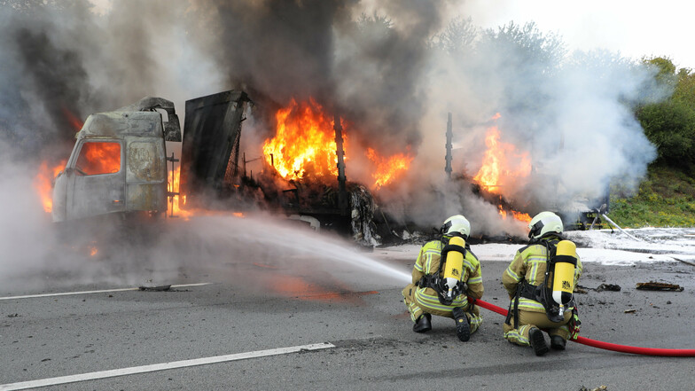 Zwischen Dresden-Altstadt und Dresden-West brannte ein Lkw der Marke Volvo am Donnerstag völlig aus.