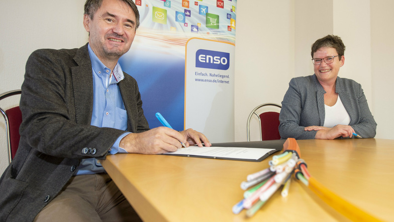 Zwei im Glück: Bürgermeisterin Manuela Gajewi und Jens Schaller, Geschäftsfeldverantwortlicher Telekommunikation der Enso Netz GmbH, machten den Breitbandausbau für Priestewitz perfekt.