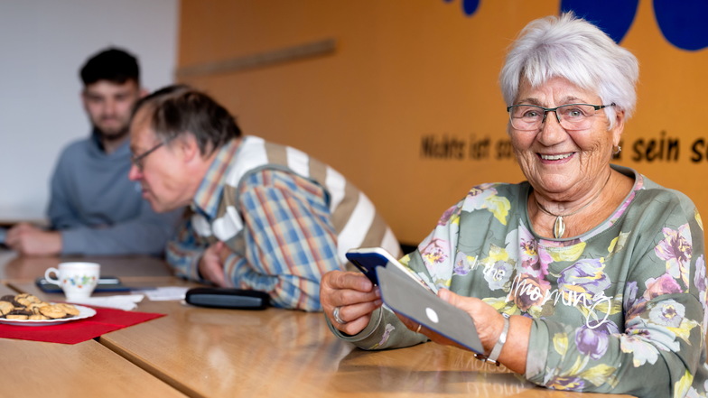 Erika Hübner ist bereits zum dritten Mal beim Kurs "Rentner digital unterwegs" am Wilthener Gymnasium dabei. Durch die Hilfe der Abiturienten kommt sie nun besser mit ihrem Smartphone zurecht.
