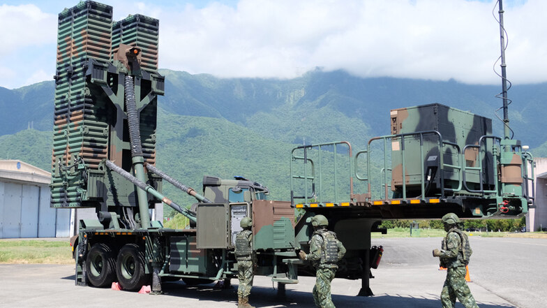 Taiwanesische Soldaten bedienen ein Sky Bow III (Tien-Kung III) Boden-Luft-Raketensystem. Die USA wollen Taiwan Waffen im Wert von 1,1 Milliarden Dollar liefern.