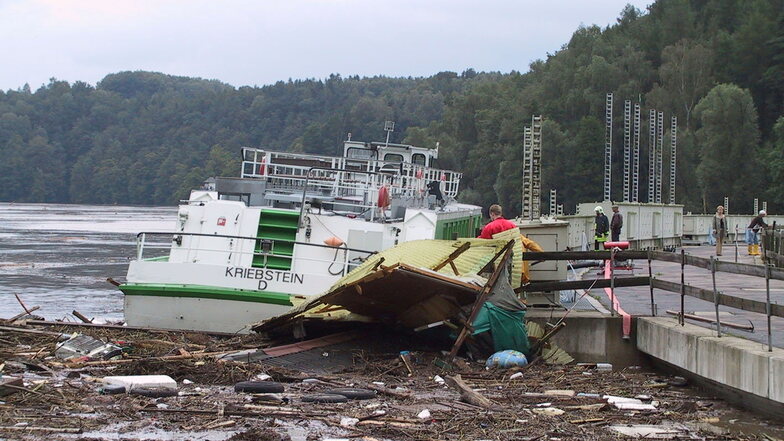 Das Motorschiff Kriebstein hatten die Wassermassen, die in den Fluttagen 2002 durch den Stausee flossen, bis an die Staumauer treiben lassen.