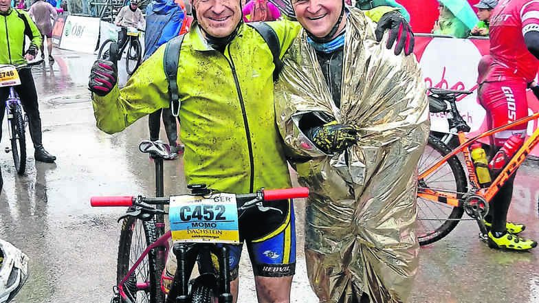 Nass, frierend, schmutzig, aber glücklich: Lutz Mothes (links) und Sven Wallrabe in Bad Goisern im Ziel.