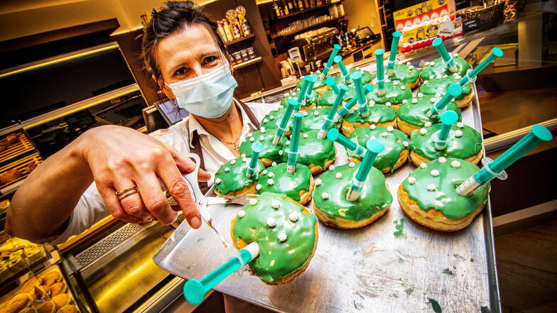 Die Corona-Pfannkuchen gibt es seit Freitag in den Filialen der Bäckerei Körner. Silvia Bunzel verkauft sie in Döbeln.