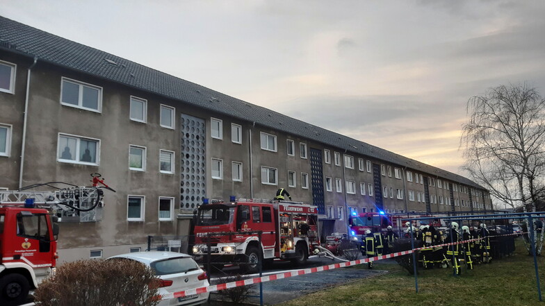Am 22. Februar brannte ein Dachstuhl auf der Robert-Koch-Straße in Großenhain. Die Feuerwehr war mit einem Großaufgebot im Einsatz. Die Ermittler sprechen von vorsätzlicher Brandstiftung.