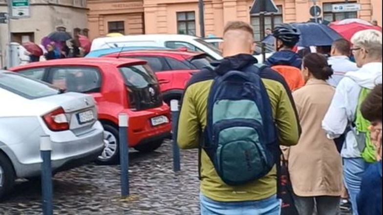 Trotz Regenschauer am Montag harrten die Görlitzer am Deminiplatz nach Arztterminen aus.