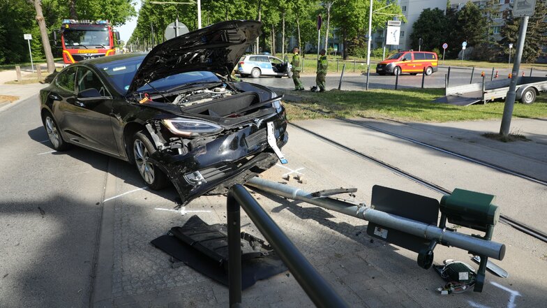 Unfall mit zwei Elektroautos in Dresden