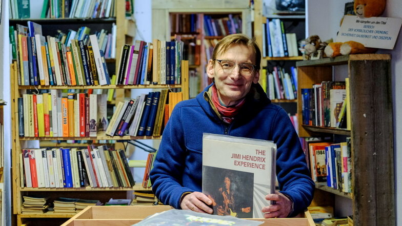 Henri Güttler vom Buchladen Eselohr in Weinböhla liebt neben alten Büchern auch Schallplatten. "Klassik- und Schlagerplatten habe ich nicht."