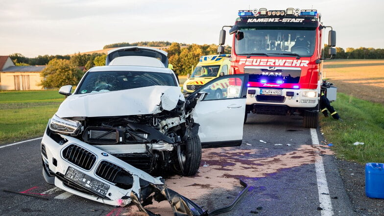 Schlimmer Unfall in Kamenz-Gelenau am Dienstagnachmittag: Zwei Pkw sind frontal zusammengestoßen, die beiden Fahrerinnen kamen per Rettungshubschrauber ins Krankenhaus.