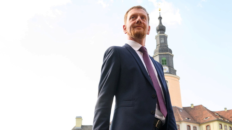 Michael Kretschmer (CDU), Ministerpräsident von Sachsen, vor Schloss Weesenstein. Mehrere Kommunalpolitiker und die Freien Wähler unterstützen seine Haltung zum Ukraine-Krieg.