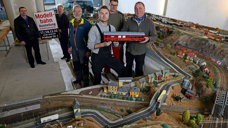 Mitglieder des Kleinbahnvereins aus Rothenburg - hier vor einem Jahr bei den Vorbereitungen für eine  Modelleisenbahnausstellung zum Weihnachtsmarkt - erhielten am Donnerstag von Landrat Meyer den höchsten Sonderpreis für ehrenamtlichen Einsatz.
