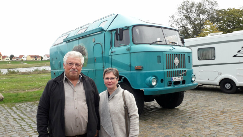 Roland und Heike Eckhardt aus Dörnberg in Rheinland-Pfalz stehen vor ihrem umgebauten W 50 auf dem Caravan-Parkplatz in Riesa.